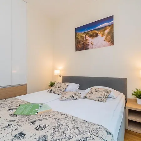 Mierzeja - Marina, Katy Rybackie, 100 M Od Zalewu Wislanego